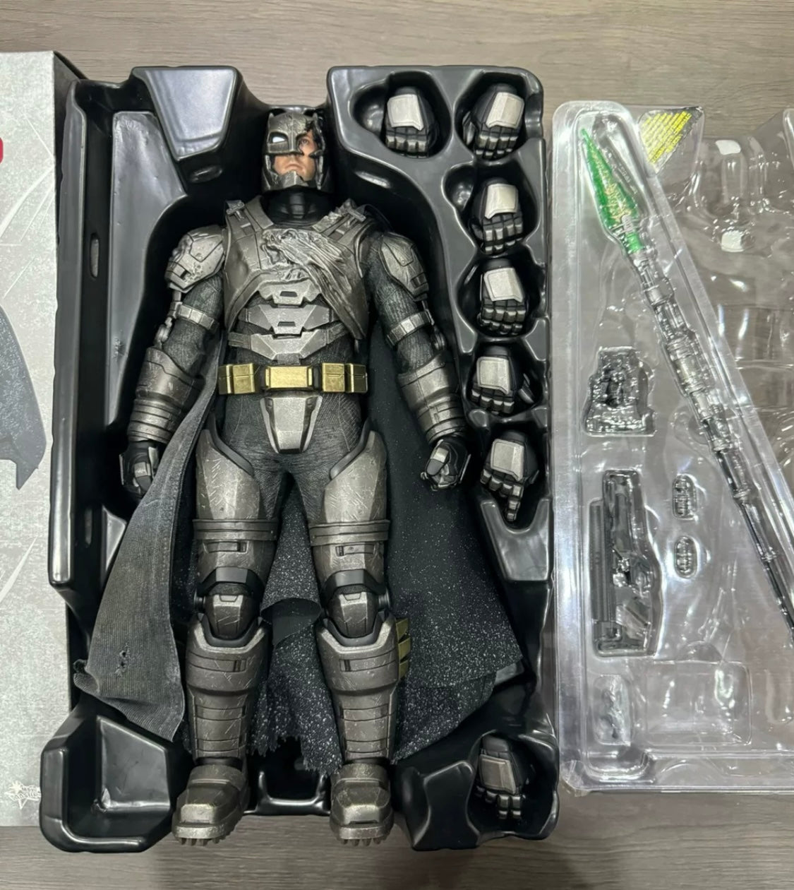 Hot Toys Battle Damaged Version Armored Batman v Superman Dawn of Justice 1/6 Scale Action Figure MMS417 DC