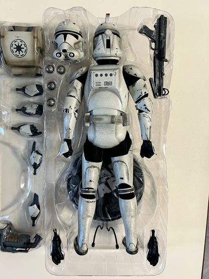 Sideshow Collectibles Star Wars 1/6 Clone Trooper Deluxe - Veteran, Phase 1 & 2 Helmets